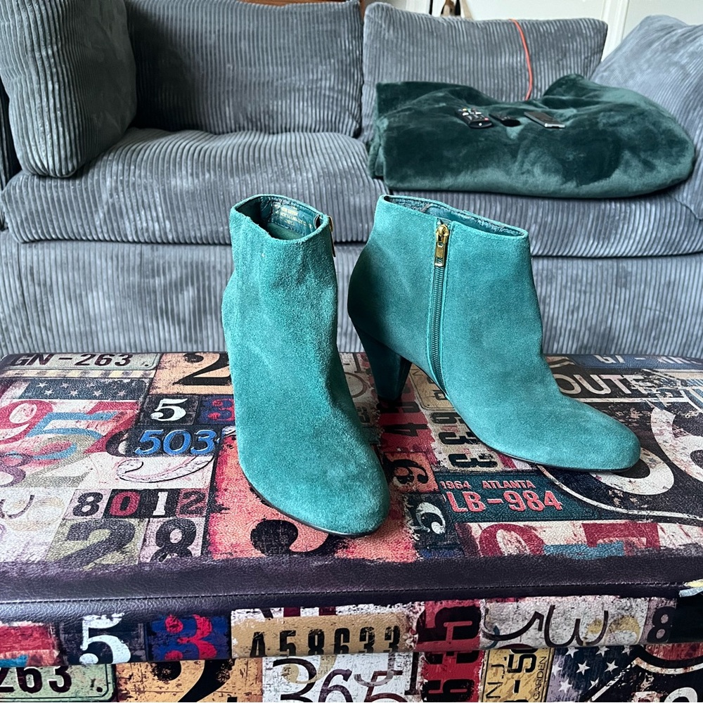 Women’s ankle boot. Zip closure.